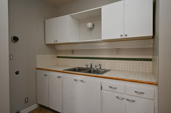 Kitchen/Washer/Dyer