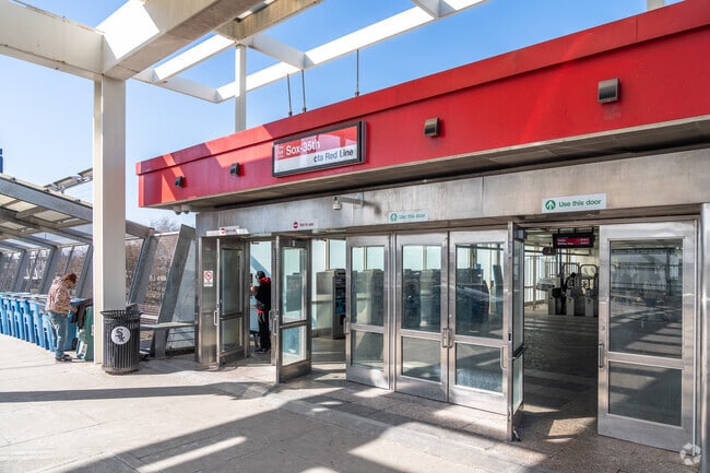Armour Square is located adjacent to the 35th Street CTA station making commuting a breeze.