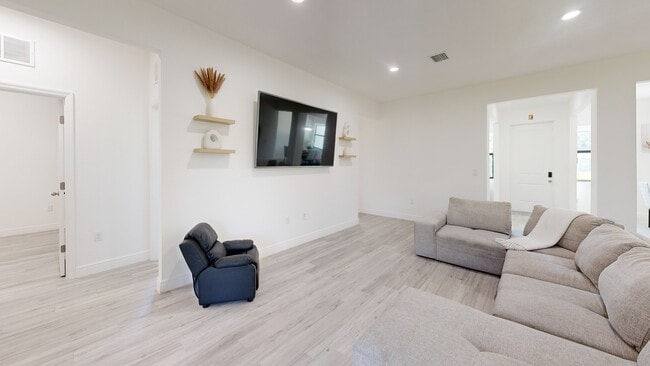 1158 E Benbow Cir, Labelle, FL 33935 - photo 3