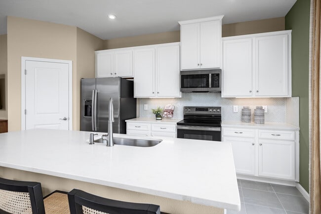 1265 Pineywood Field Dr, Davenport, FL 33837 - photo 4