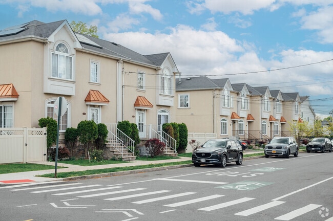 Semi-detached homes are common in Mariner's Harbor.