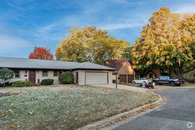 Homes in Franklin Rogers Park with three beds and three bathrooms fall between $350,000 and $500,000.