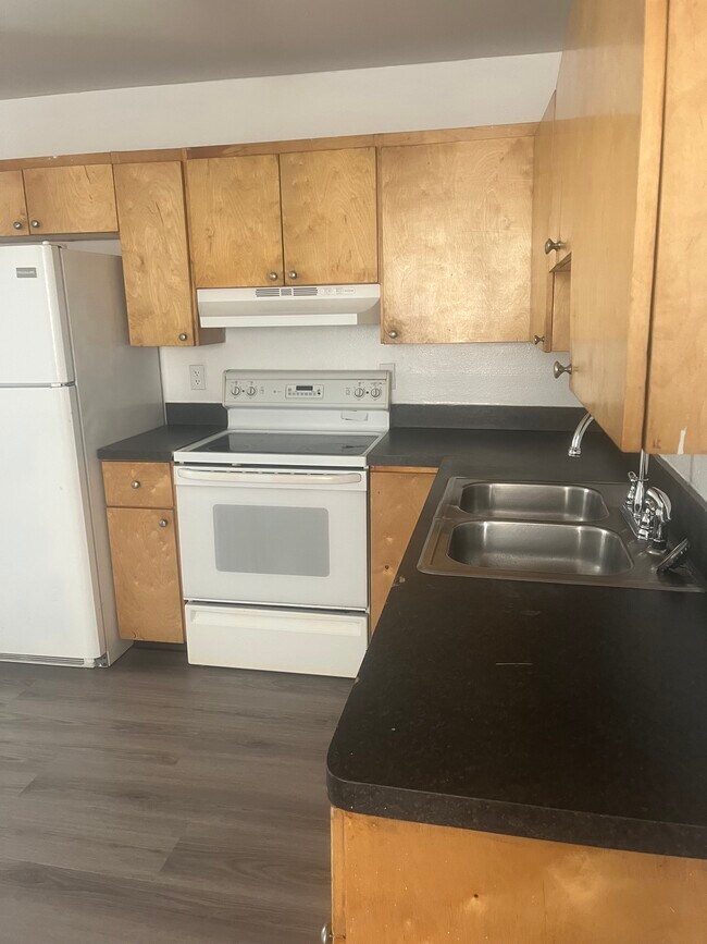 6806 Thomas Cir unit B, Tampa, FL 33619 - photo 2