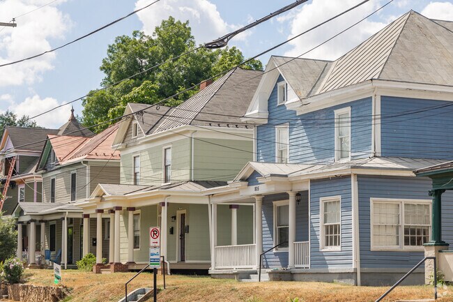 The median age of homeowners in Franklin-Colonial is 45.