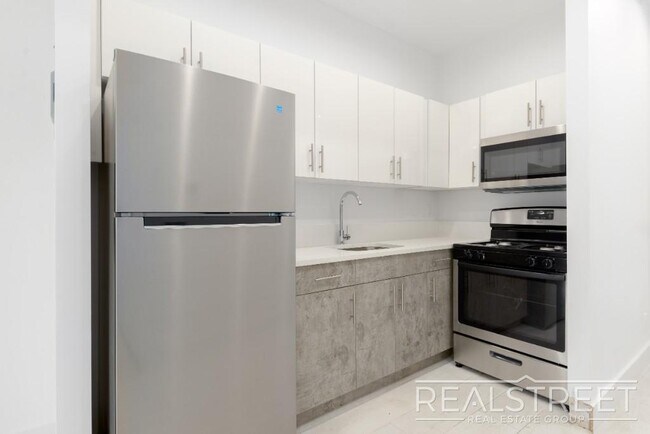 12 Verona Place unit 3A, Brooklyn, NY 11216 - photo 3
