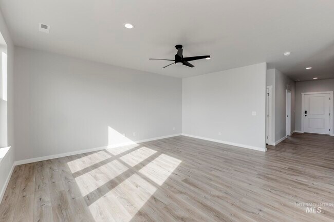 18433 N Sweet William Ave, Nampa, ID 83687 - photo 4