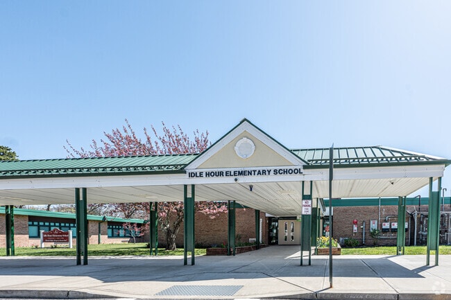 The student population of Idle Hour Elementary School in Oakdale is 188.