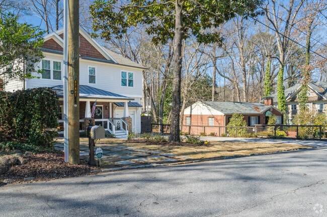 You can find homes in Collier Hills in a variety of different sizes.