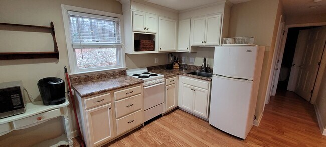 3001 Foxdown Ct unit B, Greensboro, NC 27410 - photo 4