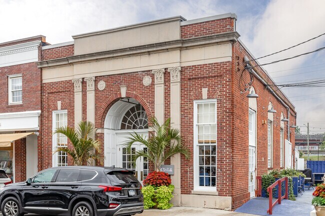 Le Fat Poodle is a classy spot with a terrace serving bistro favorites.