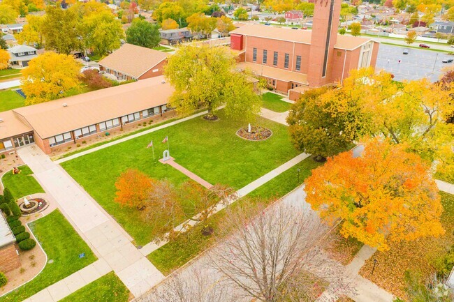 St Linus Elementary School has 369 students with a teacher ratio of 17 to 1.