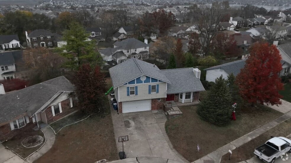 1064 Apricot Dr, Saint Charles, MO 63301 - photo 2