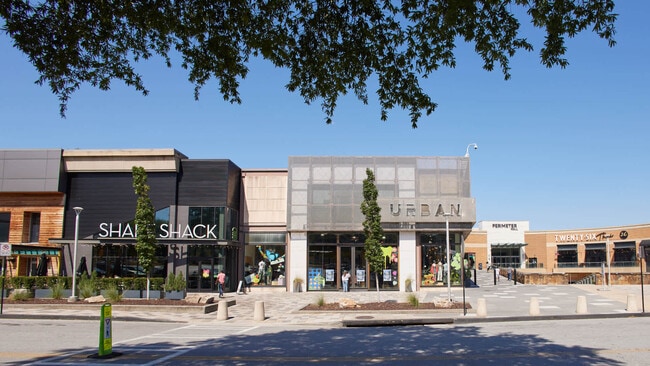 Nearby Dining, Retail and Entertainment