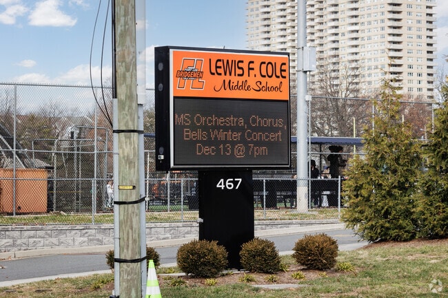 Lewis F Cole Middle School in Fort Lee NJ receives an overall Niche rating of A.