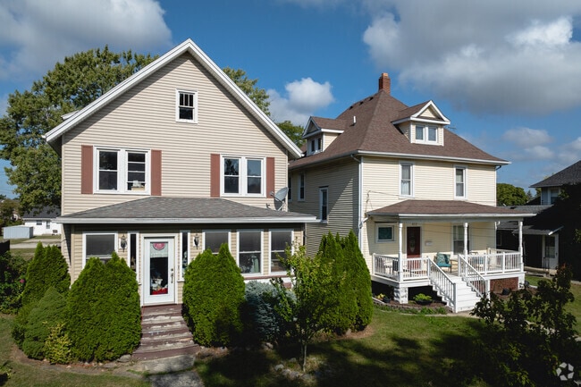 There are many home styles to choose from in Southwest Monroe including American Foursquare.