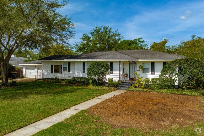Mid-century style homes are popular in the Downtown Clearwater neighborhood.