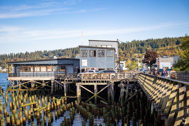 For a fun evening you can take a stroll along the Riverwalk in nearby Astoria.