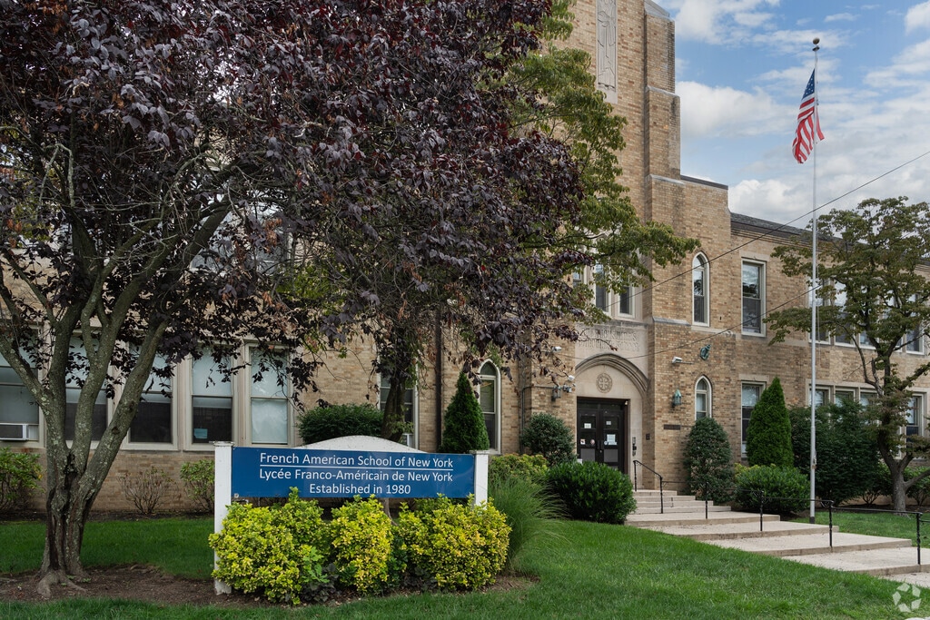 The French-American School of New York in Larchmont/Mamaroneck teaches French and English.
