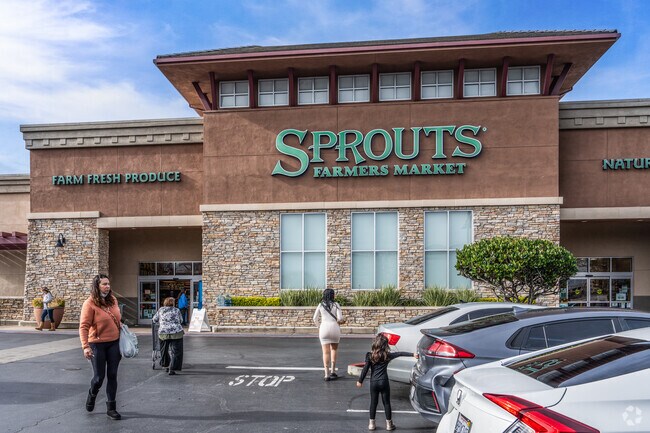 Sprouts Farmers Market brings fresh and organic choices to Walnut Creek’s Larkey Park area.