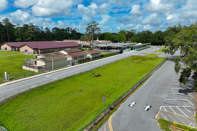 Wyomina Park Elementary School's drop-off zone has arrows for directing traffic.