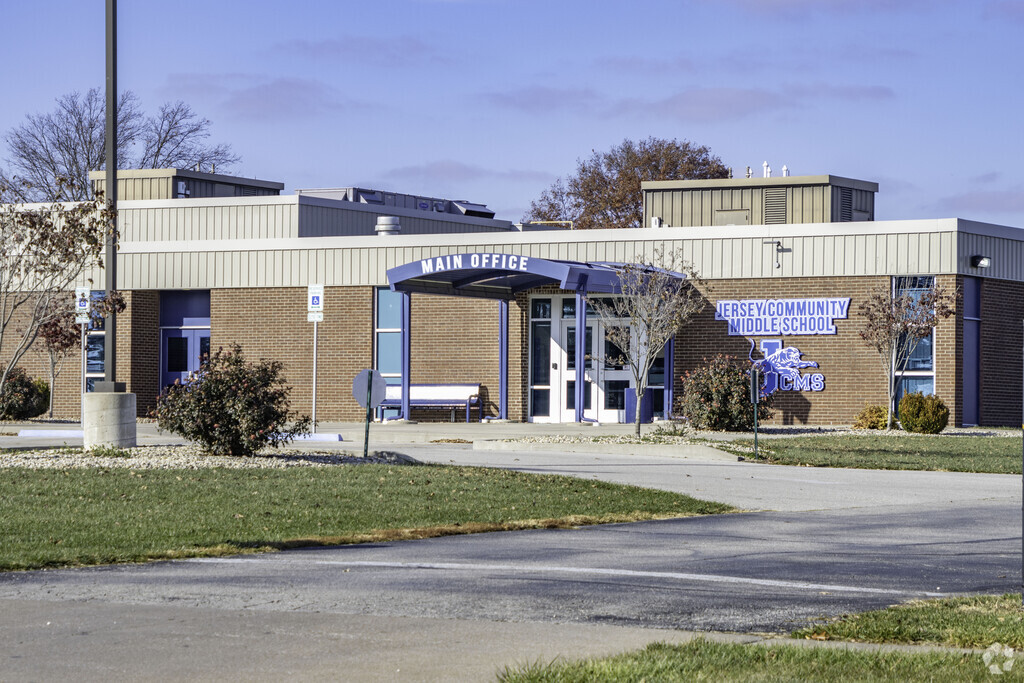 Illini Middle School provides education in the neighborhood of 
Jersey County.