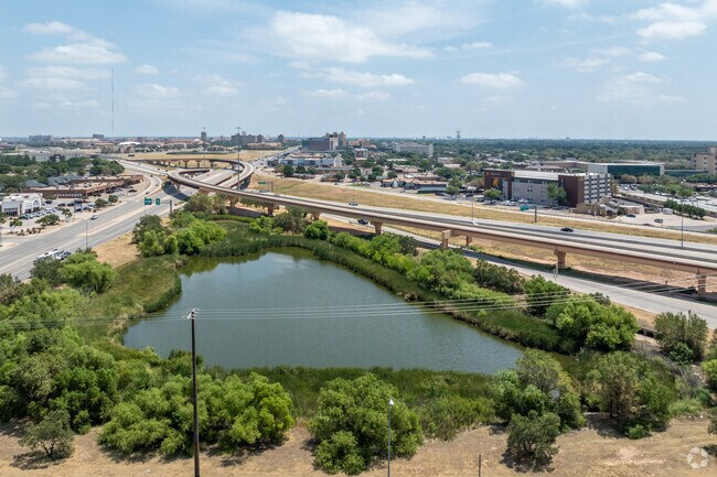 The US-82 provides residents of West End easy access to downtown.