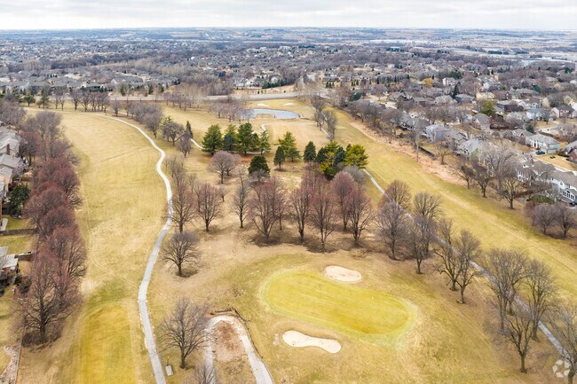 The Johnny Goodman Golf Course features broad fairways and large greens near Oak Heights.