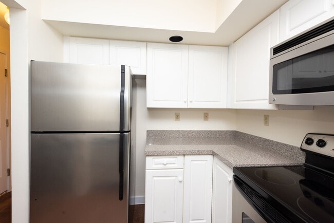 Rent in North Haven, convenient to everything!, North Haven, CT 06473 - photo 2