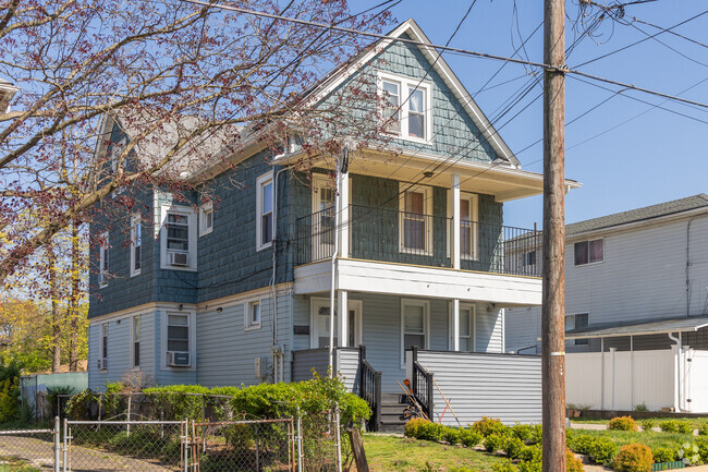 The median household income for Mariner's Harbor is $92,679.