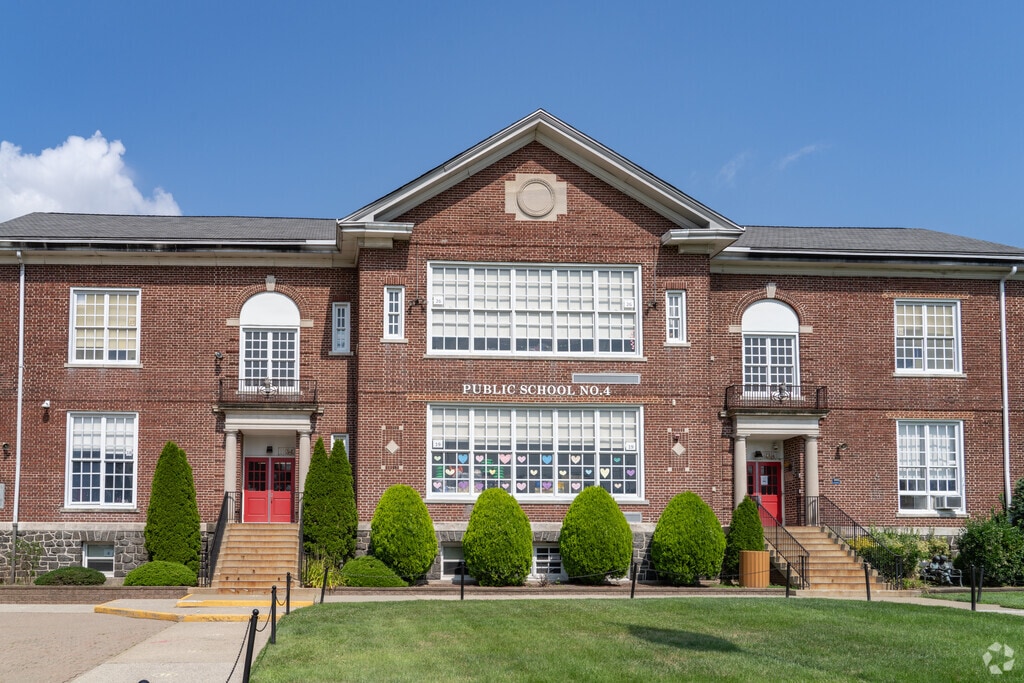 Students can attend Fort Lee School No. 4 in Cliffside Park.