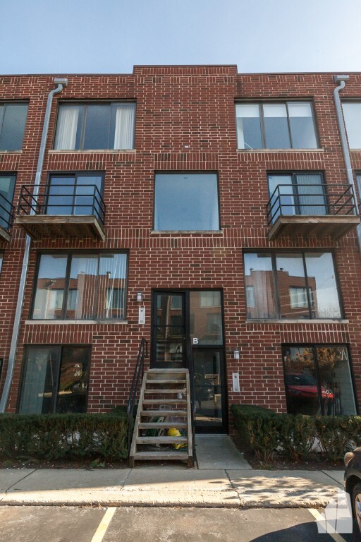 944 W Grace St Unit 944-C202, Chicago, IL 60613