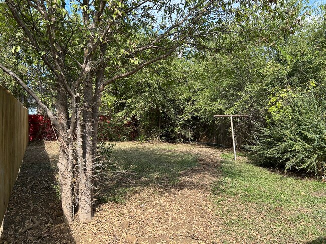 5607 Hiett Ct, Fort Worth, TX 76112 - photo 4