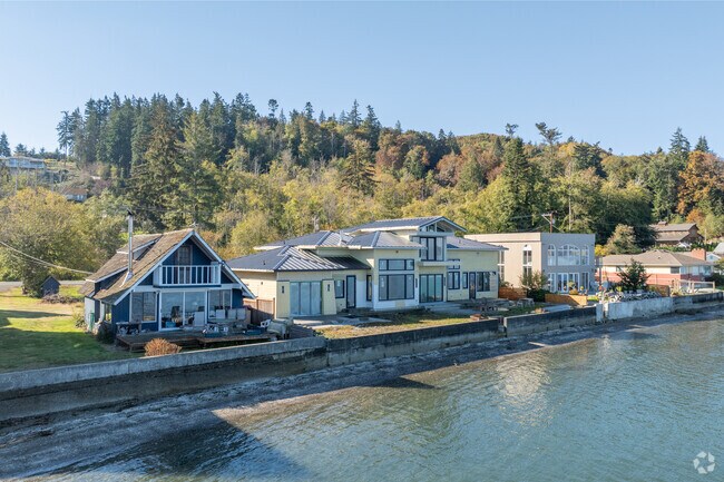 Homes of all different styles and sizes can be found along the waterfront in Utsalady.