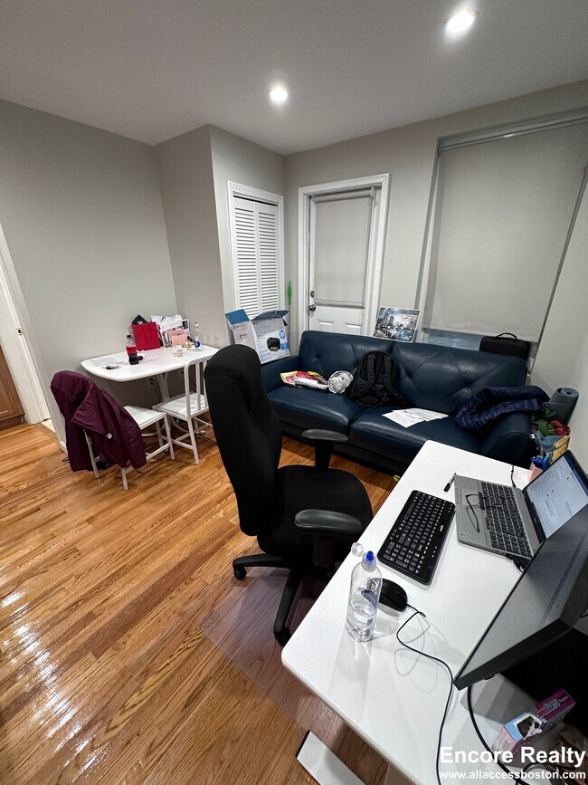 220 Hanover St unit 10, Boston, MA 02113 - photo 6