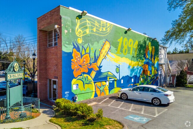 Find an inviting mural in South Kensington's Historic Antique Row.