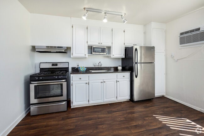 1BR, 1BA - 480SF - Kitchen