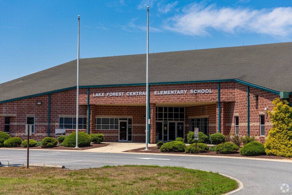Lake Forest Central Elementary School has scored an overall B from Niche.