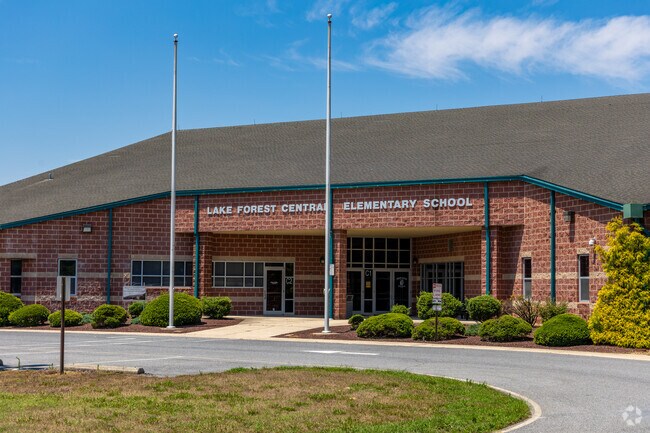Lake Forest Central Elementary School has scored an overall B from Niche.