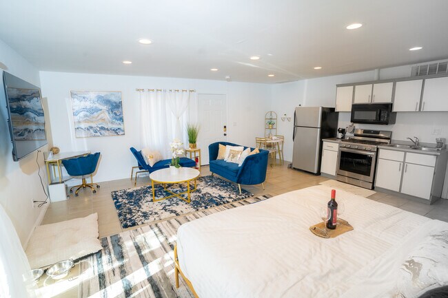 19801 Lassen St unit gold, Chatsworth, CA 91311 - photo 7