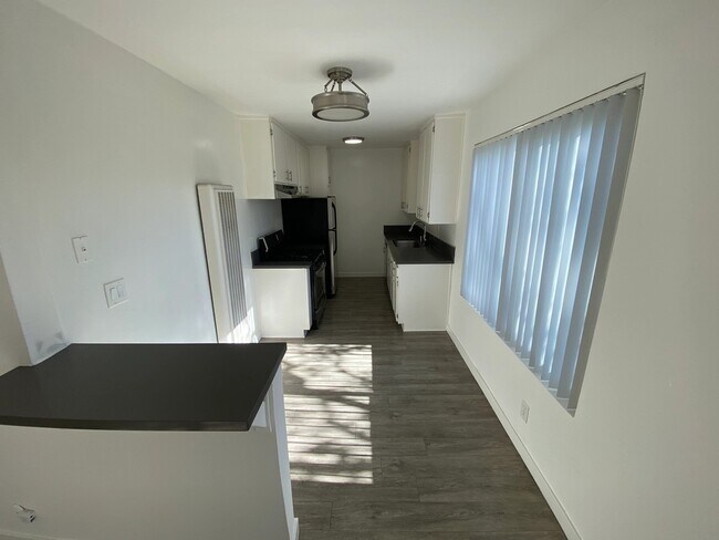 5307 Sepulveda Blvd unit 213, Sherman Oaks, CA 91411 - photo 2