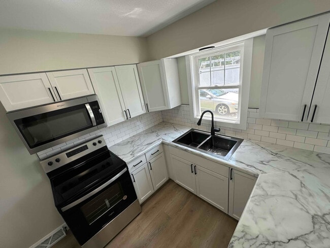 407 W 65th St, Davenport, IA 52806 - photo 4