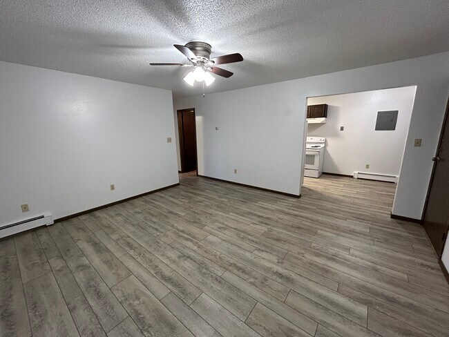 907 Thomas Ave, Jamestown, ND 58401 - photo 5