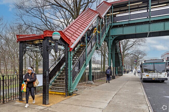 The Fieldston community has a few different public transportation option, like the 1 train.