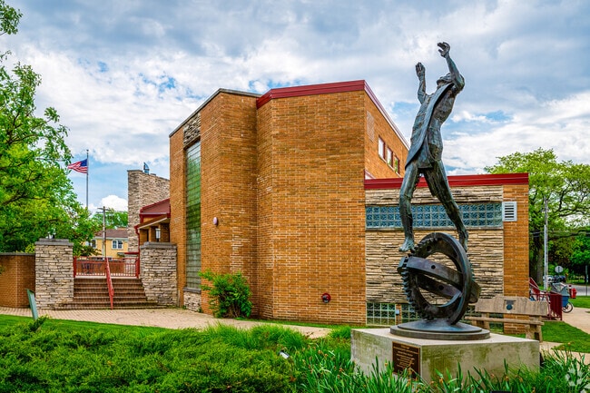 The Lincolnwood Community Center hosts local events.