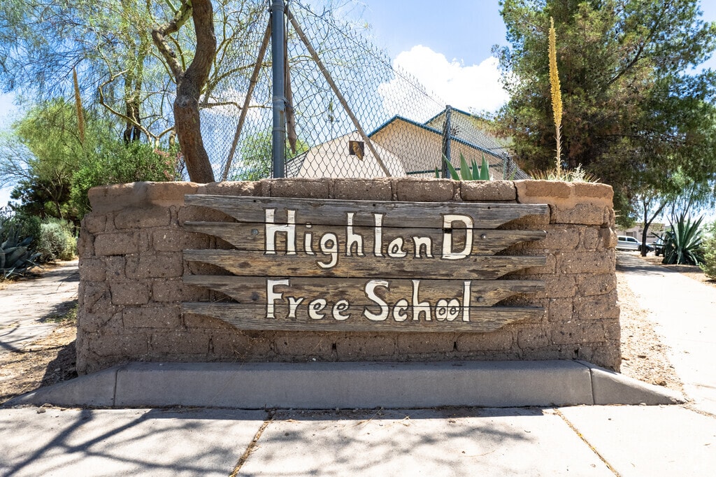 The school sign fits the idea the Highland Free School
wants to show in Barrio San Antonio.