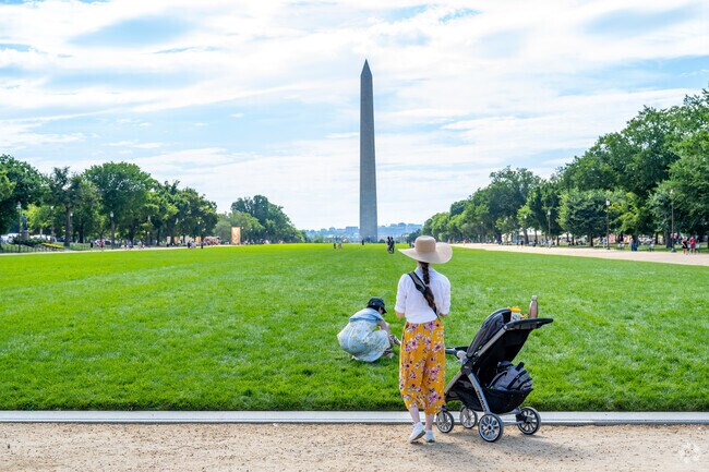 The National Mall is just a short walk to the south; visitors and sit out and have a picnic.