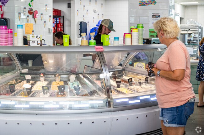 Solana residents can enjoy a number of ice cream shops and eateries nearby.