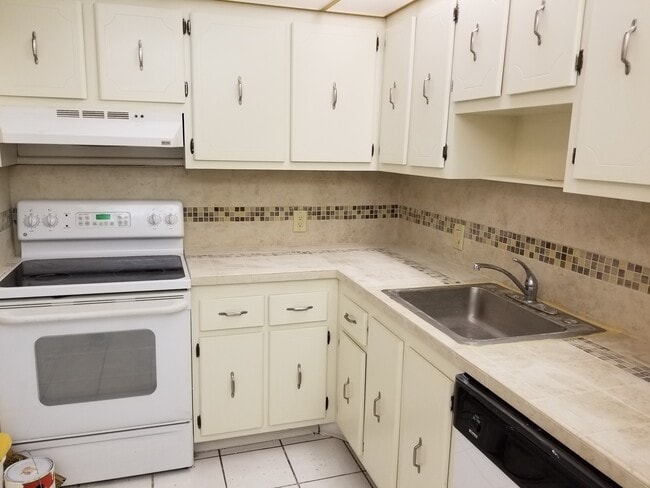 Bonavista Condominium unit 203, Miami, FL 33180 - photo 2