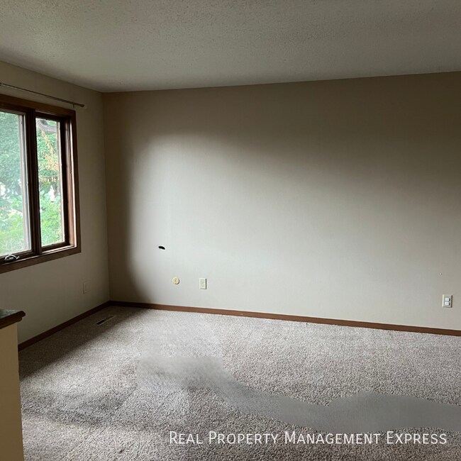 930 S Cleveland Ave, Sioux Falls, SD 57103 - photo 2