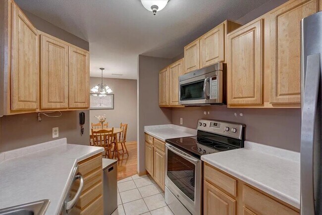 102 Prairie Heights Dr unit 416, Verona, WI 53593 - photo 7